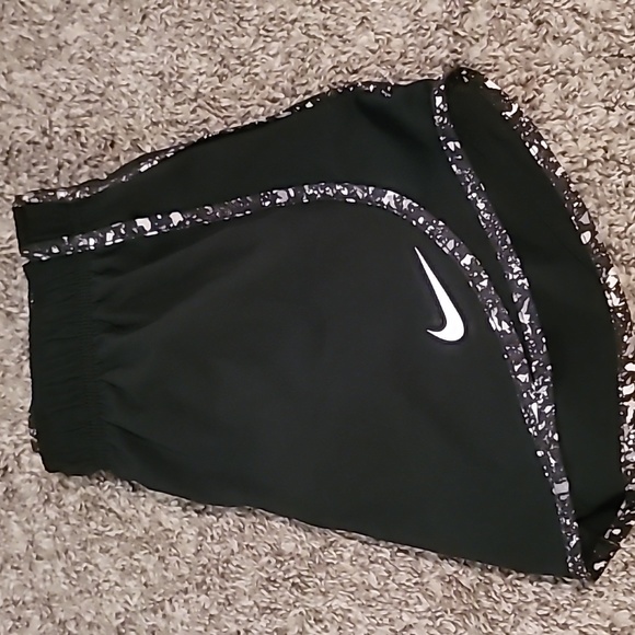 STUNNING NIKE TEMPO DRIFIT RUNNING SHORTS CURVED HEM WITH MESH - Picture 2 of 9